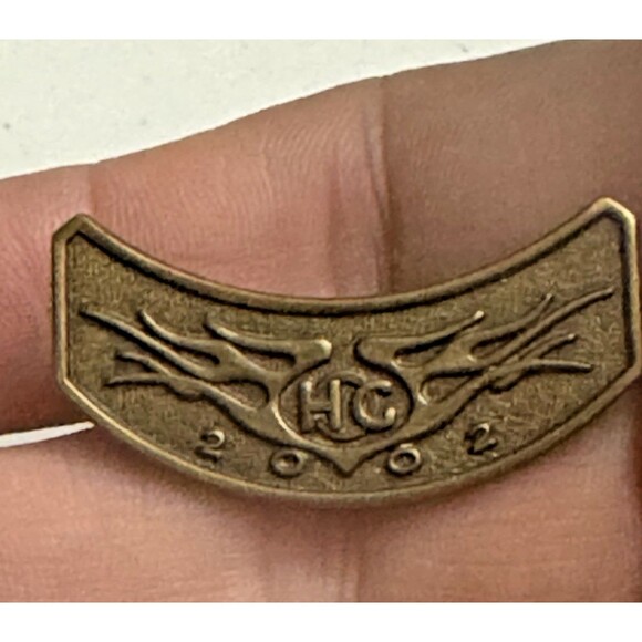 Harley-Davidson HC Flame Pin – 1.75", Bronze-Tone, 2002 - Picture 3 of 6